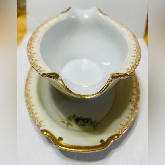 Vintage Tran Tra Ware porcelain gravy boat with attached drip plate. Gold trim. - Picture 5 of 7